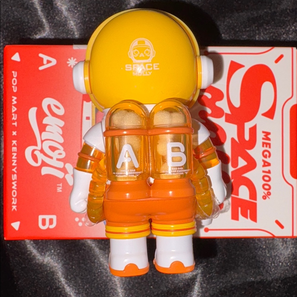 POP MART Mega Space Molly Emoji 100% - Confession - Picture 8 of 10